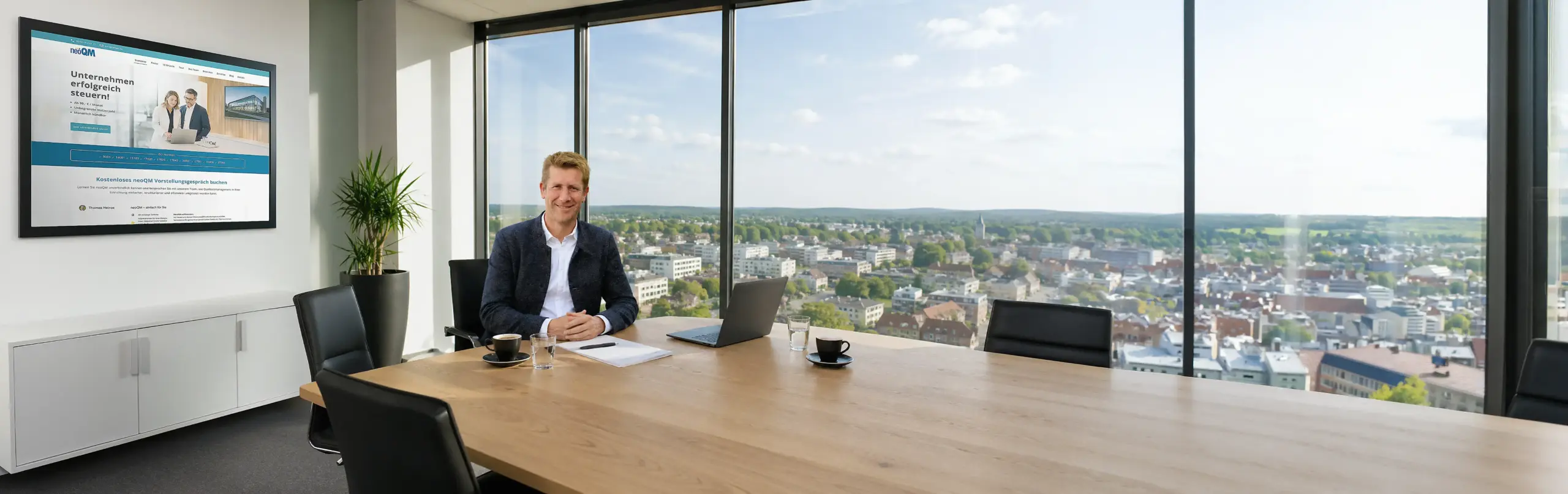 Thomas Heinze, der Experte und Referenten für neoQM, im Konferenzraum.
